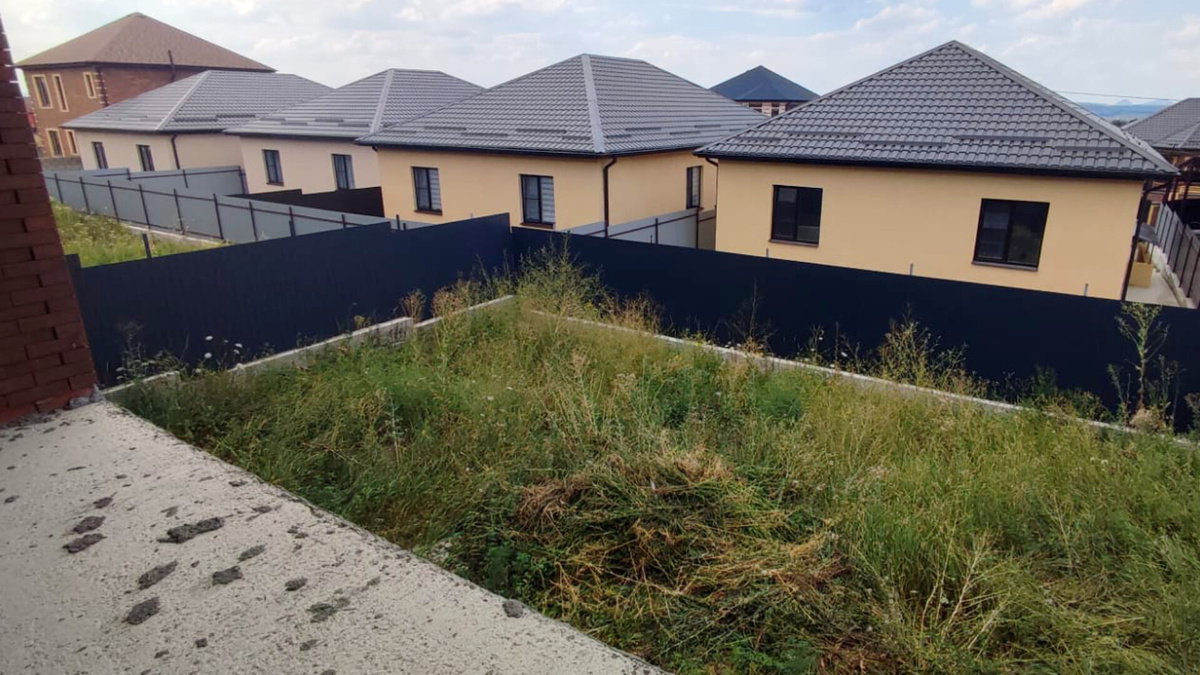 Территория за домом, которую нужно вычищать от сорняка, а затем облагораживать