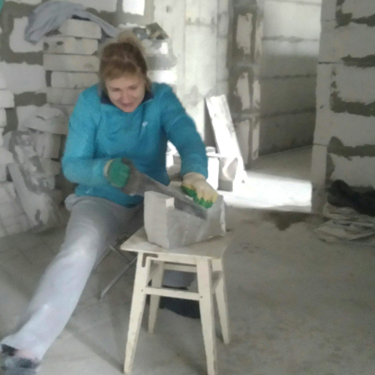 2018 год. В квартире делаем ремонт. Сначала перепланировка. Пилю блоки, а затем папа выкладывает ими стены