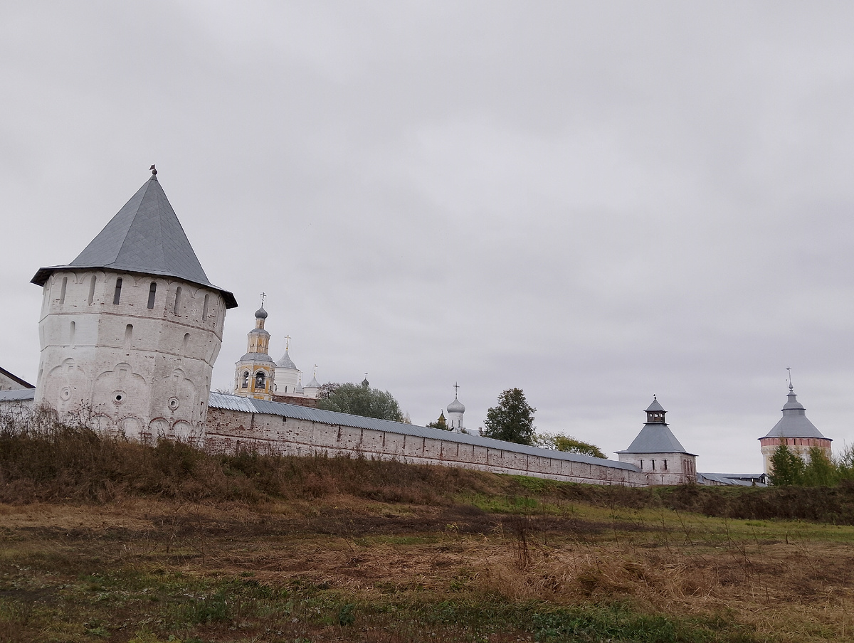 Вид на монастырь со стороны реки, фото автора