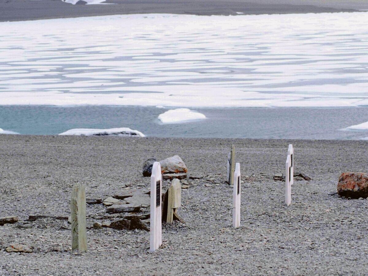    Могилы на острове Бичи, 1997 годCC BY-SA 2.5 / Ansgar Walk / Graves of seamen of John Franklin Expedition from 1845 on Beechey Island