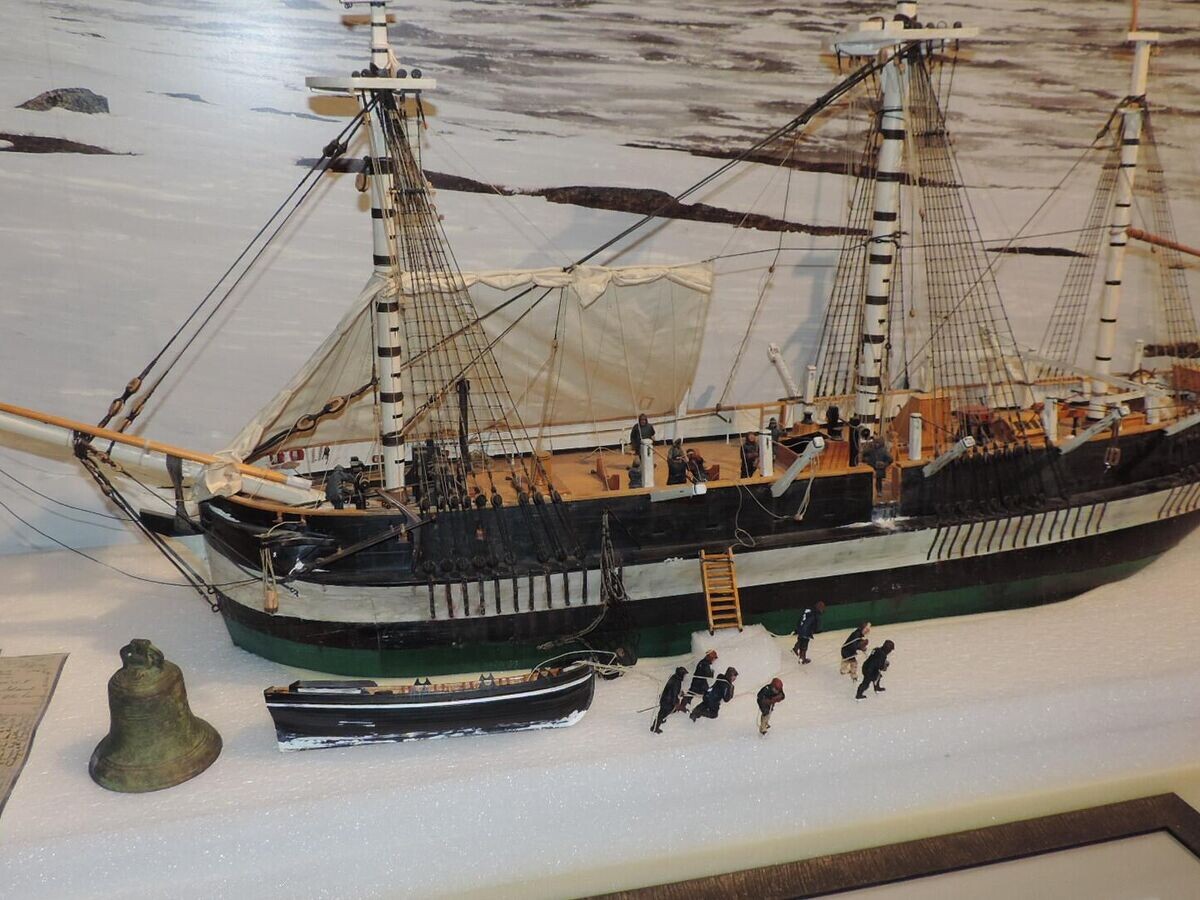    Макет корабля "Эребус", зажатый льдами в Центре культурного наследия Наттилик, остров Кинг-УильямCC BY 4.0 / Kerry Raymond / Model of the HMS Erebus (1826) trapped in the ice, Nattilik Heritage Centre, Gjoa Haven, September 2019