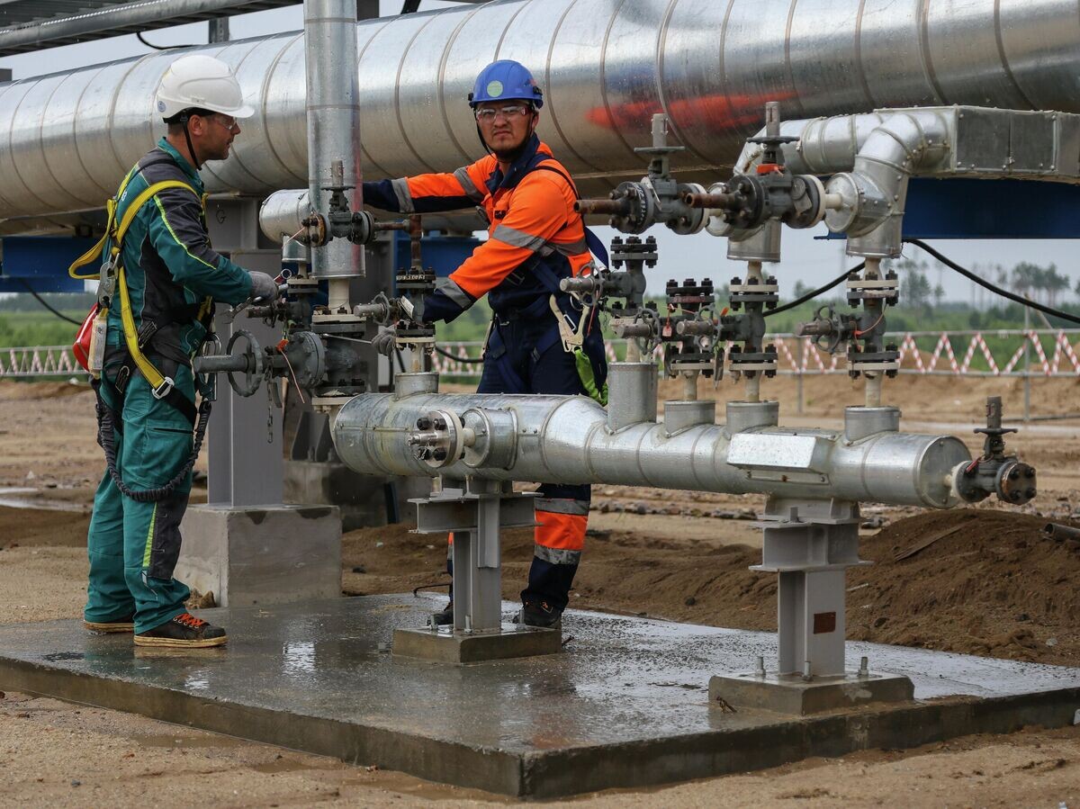    Рабочие у узлов учета газа Амурского газоперерабатывающего завода компании "Газпром"© РИА Новости / Павел Львов