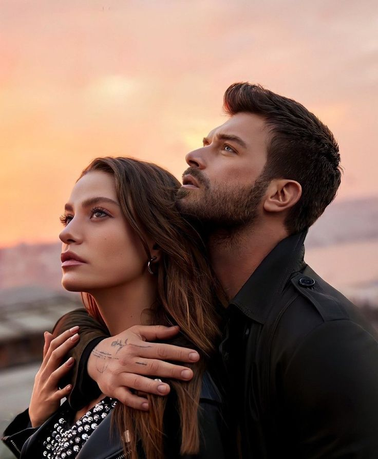 Кадр из сериала "Семья" в главных ролях Серенай Сарыкая и Кыванч Татлыту 