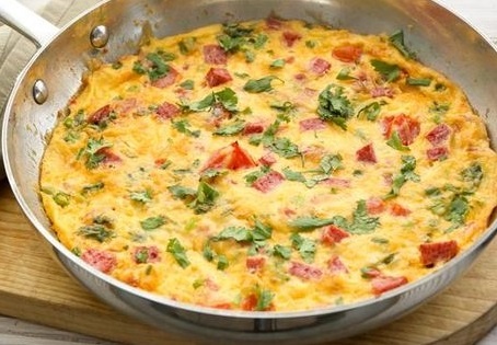 омлет с колбасой и перцем