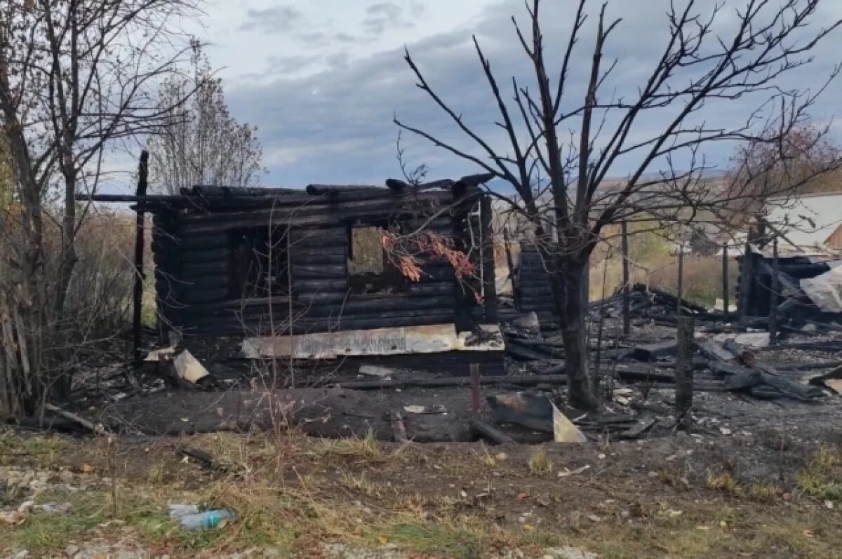    Двое мужчин погибли в ночном пожаре в Свердловской области