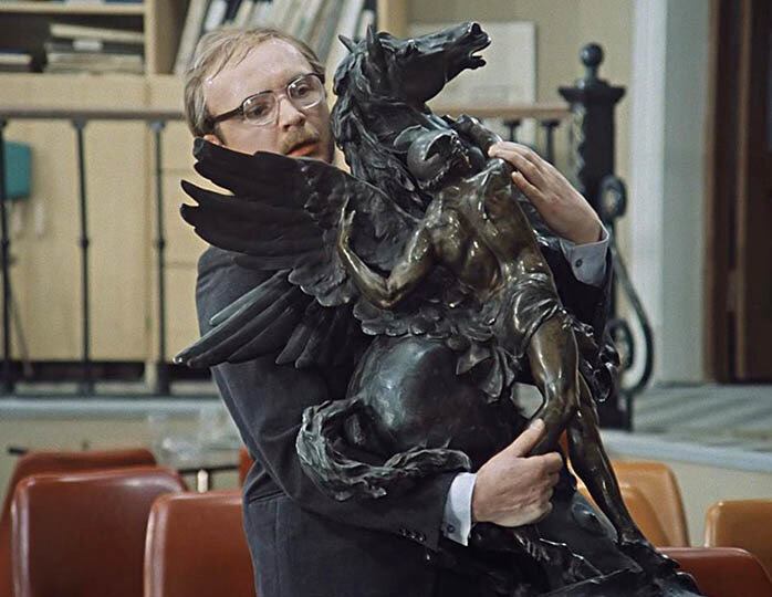 Любимый конь "Мосфильма". Статуя, которая перемещается из фильма в фильм. Все никакие напишу об этом)