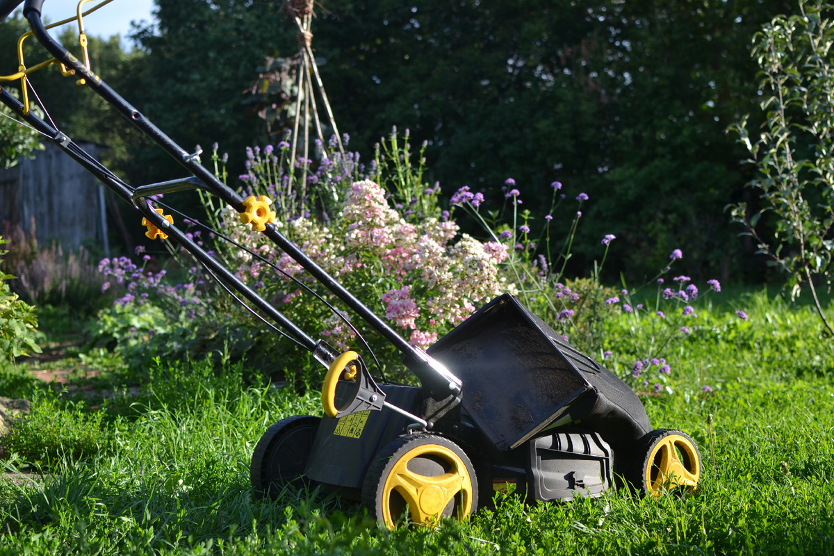 Самоходная бензиновая газонокосилка