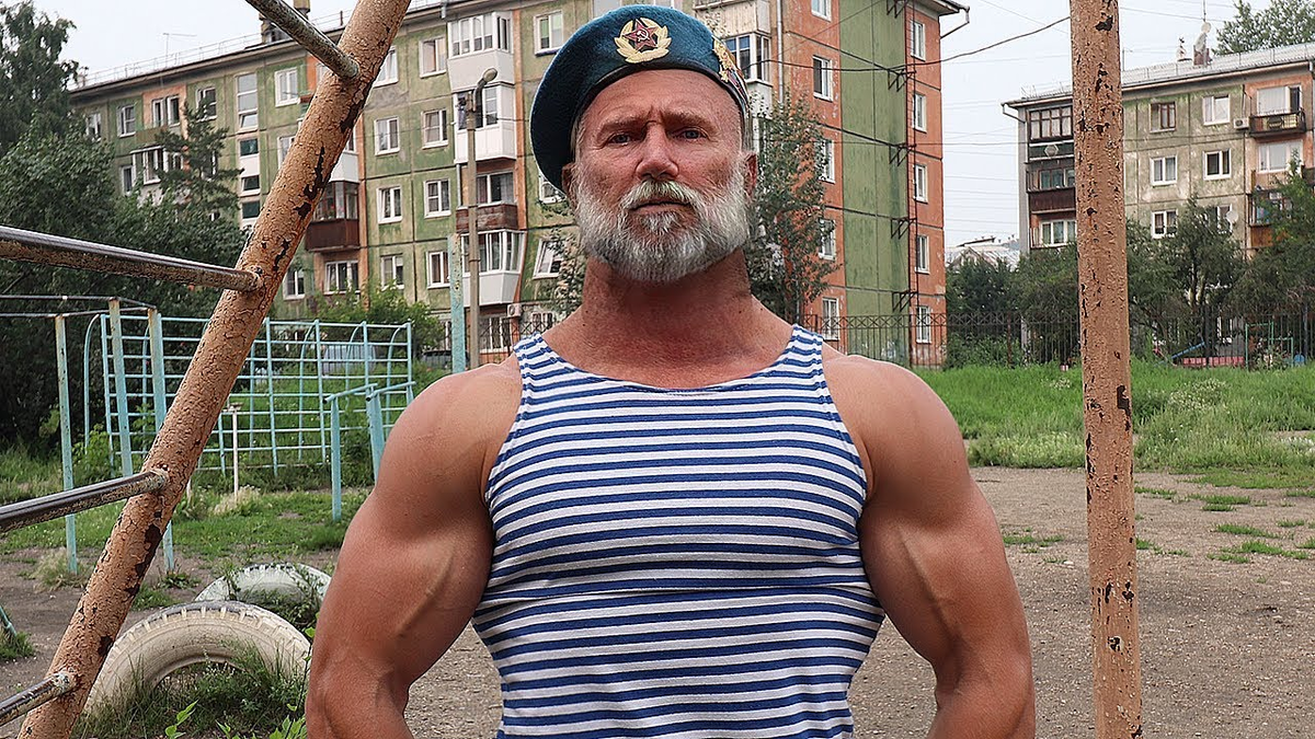 Этот боец в годах до сих пор держит отличную физическую форму