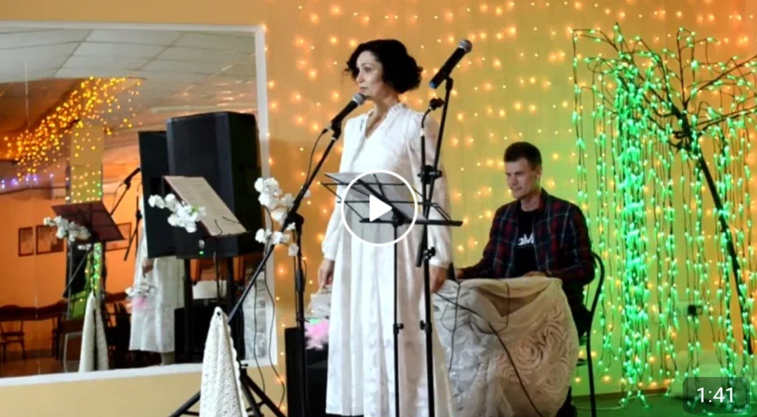 Вечер проводит ведущая с нашего ТВ. 