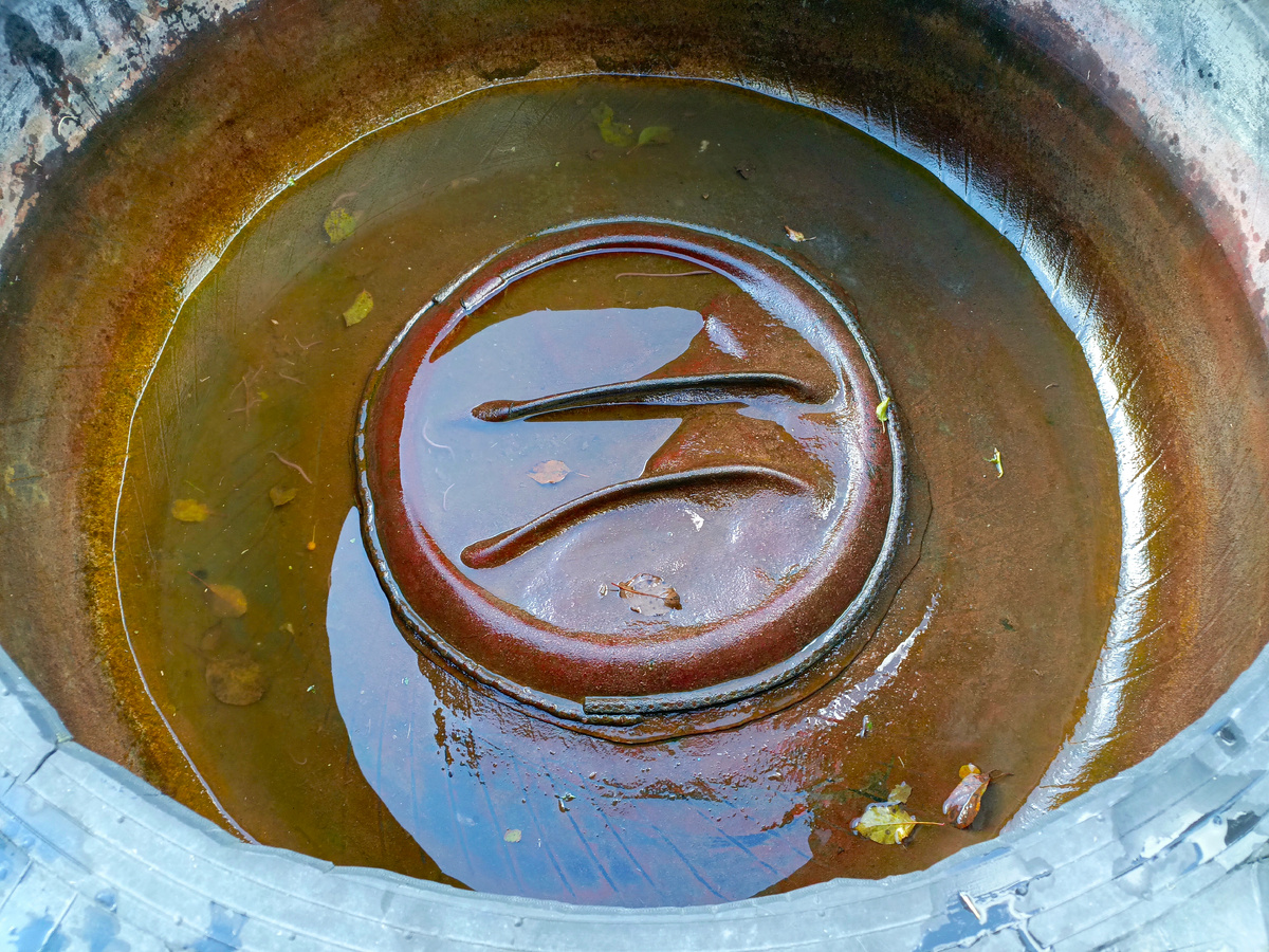 Стекает последнее.