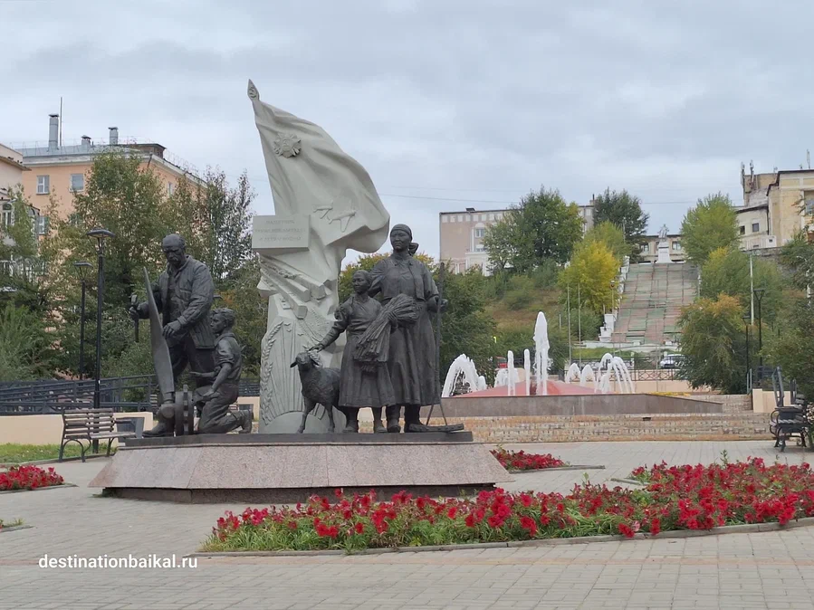 Памятник труженикам тыла и детям войны в г. Улан-Удэ. Фото Н.А. Мясникова.