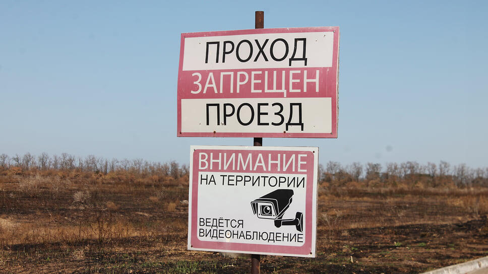 Проезд за шлагбаум запрещен, о чем свидетельствует соответствующее предупреждение.📷Фото: Дмитрий Михеенко