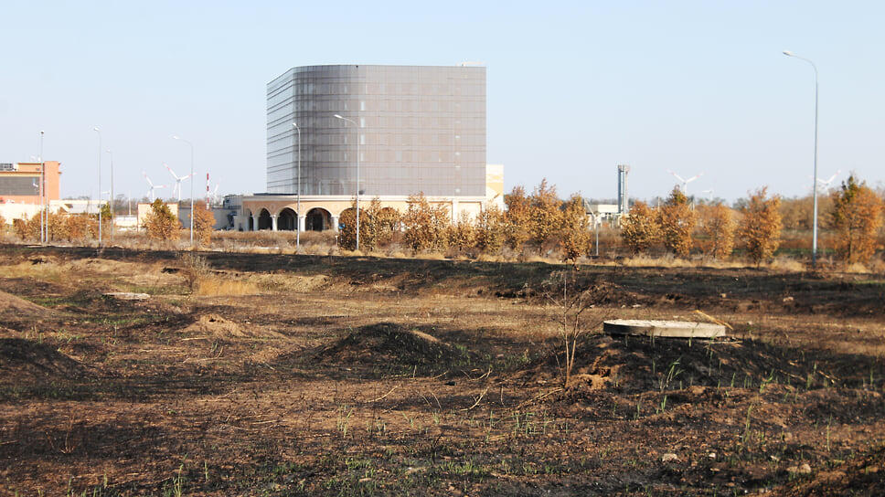 Среди выжженого поля высится здание бывшего пятизвездочного отеля.📷Фото: Дмитрий Михеенко