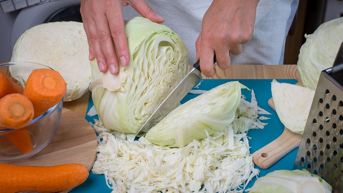 Вот и все, что нужно для отличной квашеной капусты. Простые ингредиенты, а результат - пальчики оближешь!