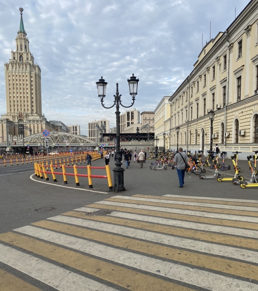 В Москве много точек с самокатами в аренду. 