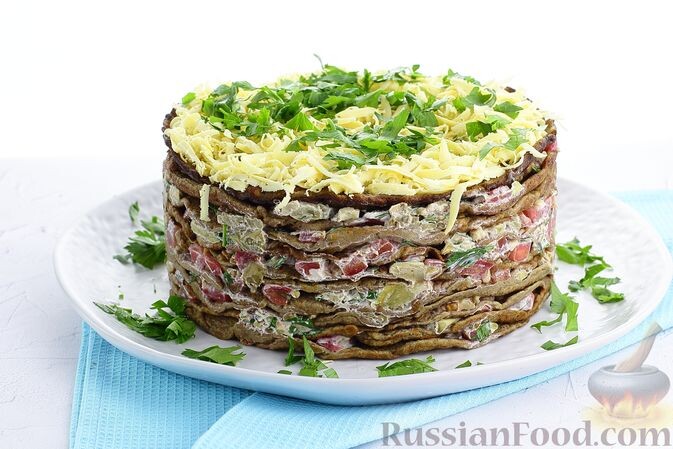 печень куриная, мука, лук репчатый, молоко, яйца, масло растительное, разрыхлитель, соль, перец чёрный молотый, баклажан, помидоры, чеснок, зелень, орех грецкий, сметана, сыр гауда, зелень