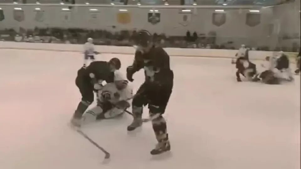    Момент драки на хоккее. Источник: кадр видео, t.me/lookatme1313
