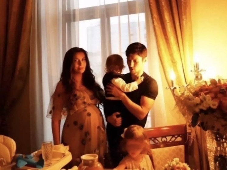 Павел с Ириной и детьми. Еще фото, листайте карусель