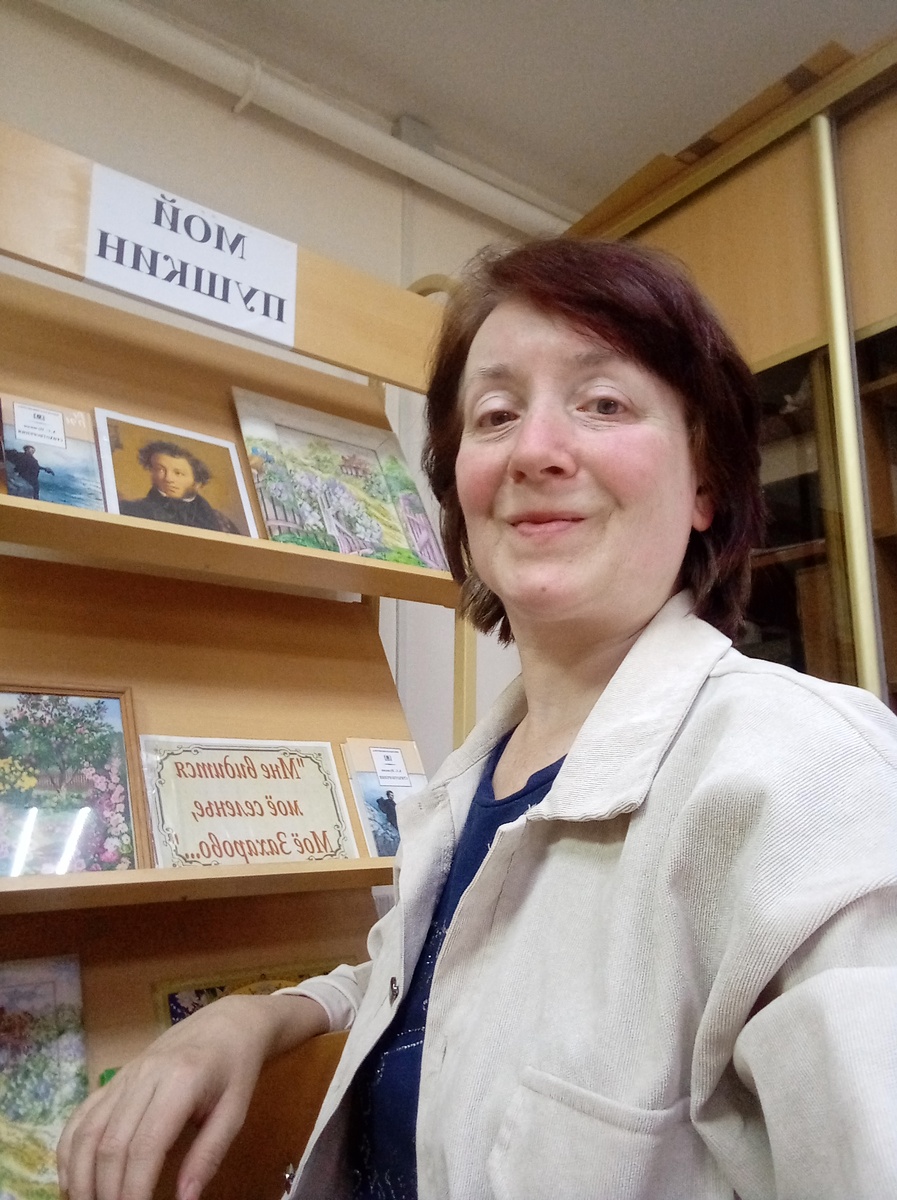 Фото автора в библиотеке.