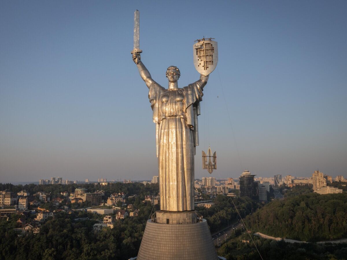    Рабочие устанавливают герб Украины на монумент "Родина-мать" в Киеве© AP Photo / Efrem Lukatsky