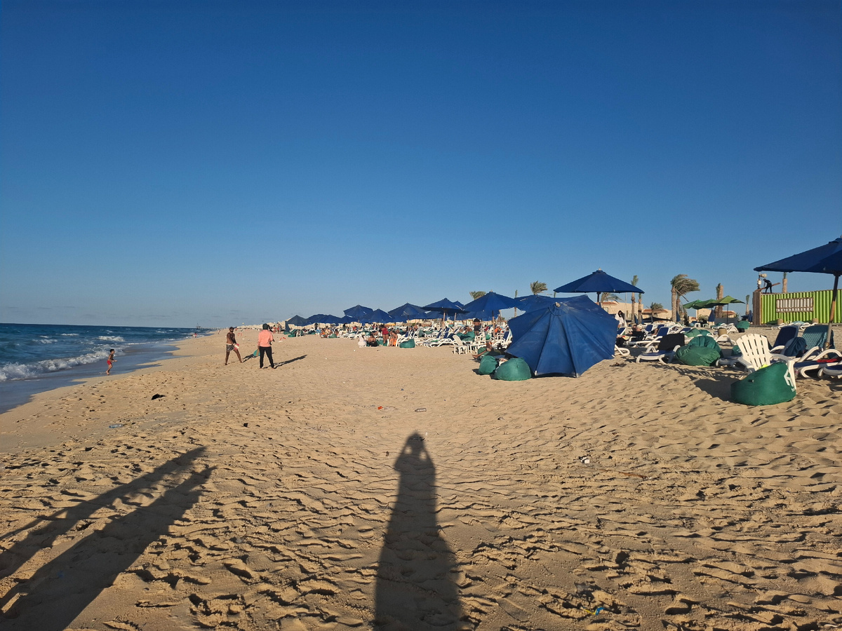 Вот таким был пляж в первый деньВок