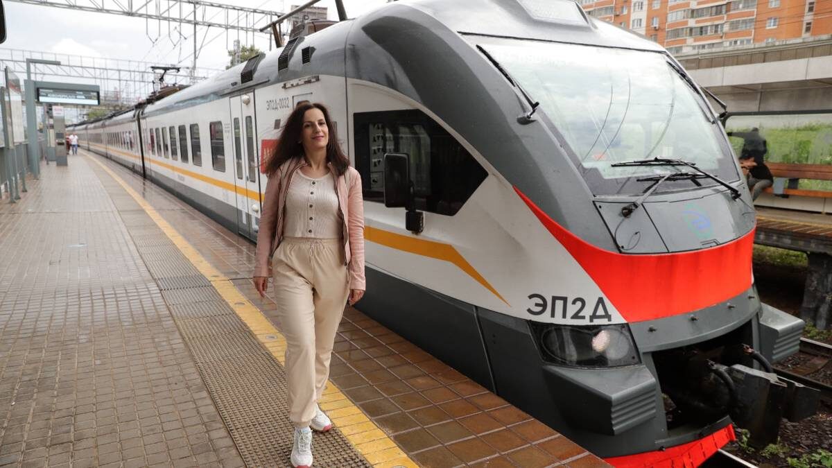    Москвичка Евгения Елисеева на платформе «Красный Строитель» / Фото: Анатолий Цымбалюк / Вечерняя Москва