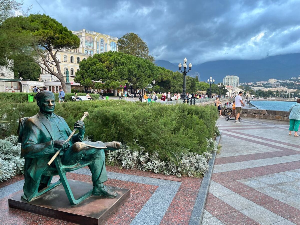 Памятник Михаилу Пуговкину на набережной Ялты 