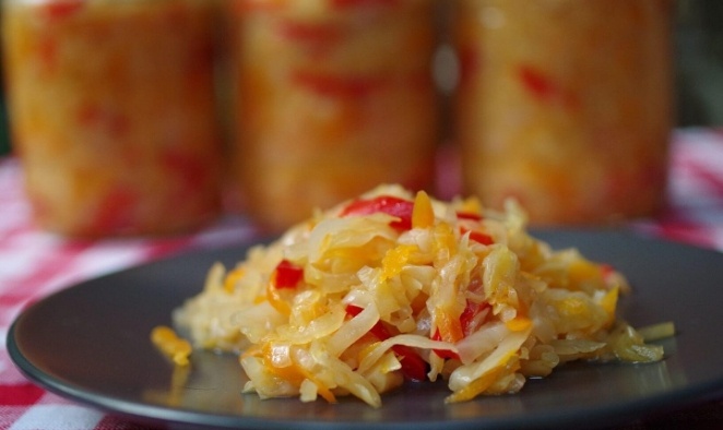 Остренький салатик из капусты, перца и моркови - и очень вкусный маринад (без стерилизации). Разлетается: считаем каждую банку