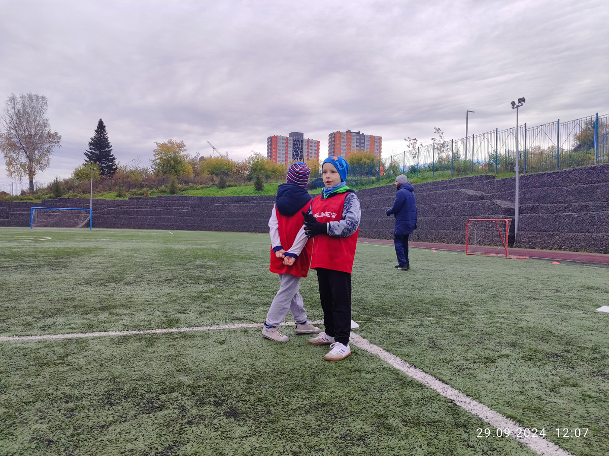 Вадюха, его друг Василий и тренер на заднем плане