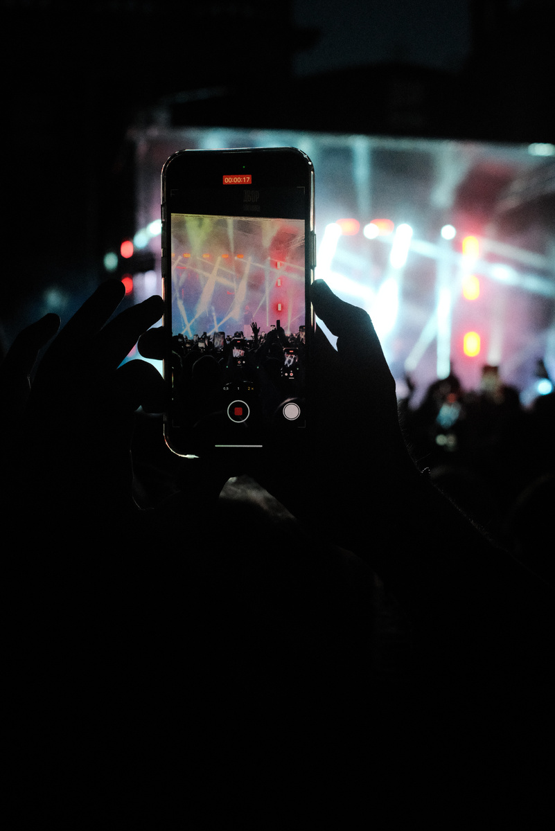Жаль, что многие люди смотрят концерты через телефон