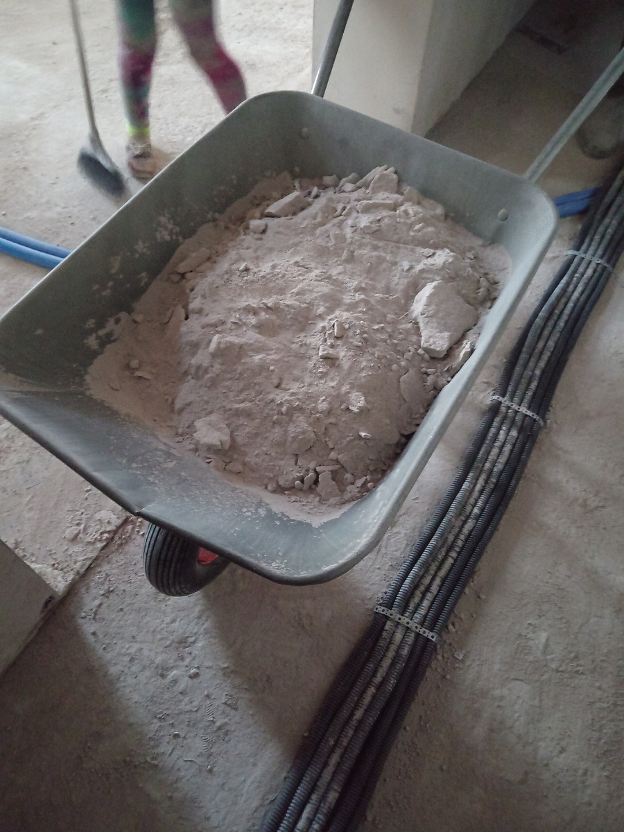 Горы штукатурки. А что же осталось на стенах?