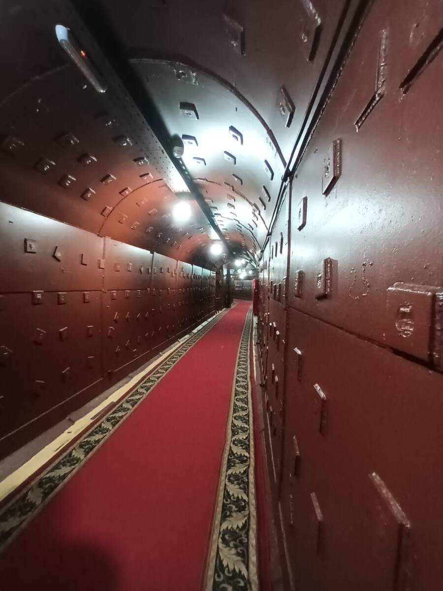 Коридоры бункера. Когда он еще не был музеем никаких ковров не было. Фото из личного архива.