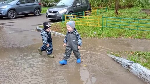 Как мало детям для счастья нужно! Лужи и мама, которая позволяет в них плескаться 😄