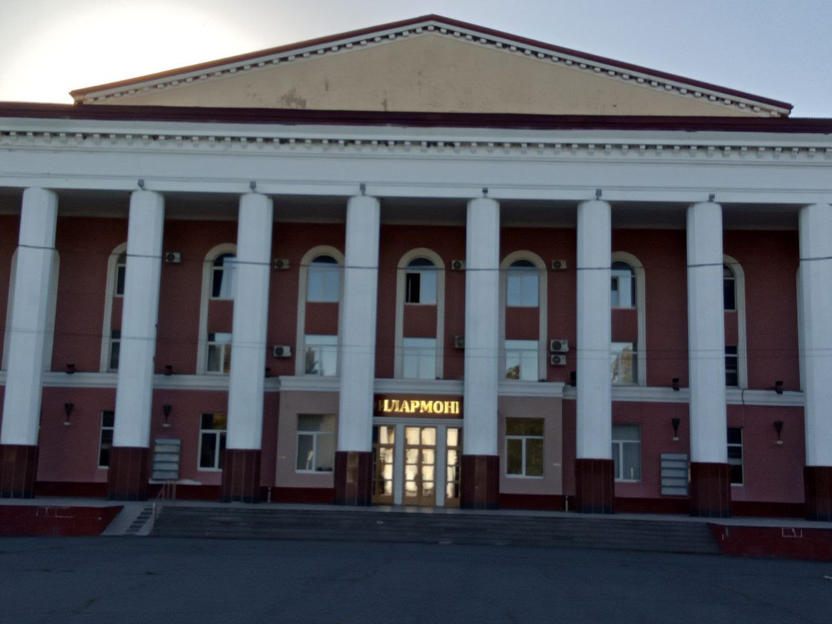 Надпись на вывеске плохо видна за колоннами, но там написано "Филармония"