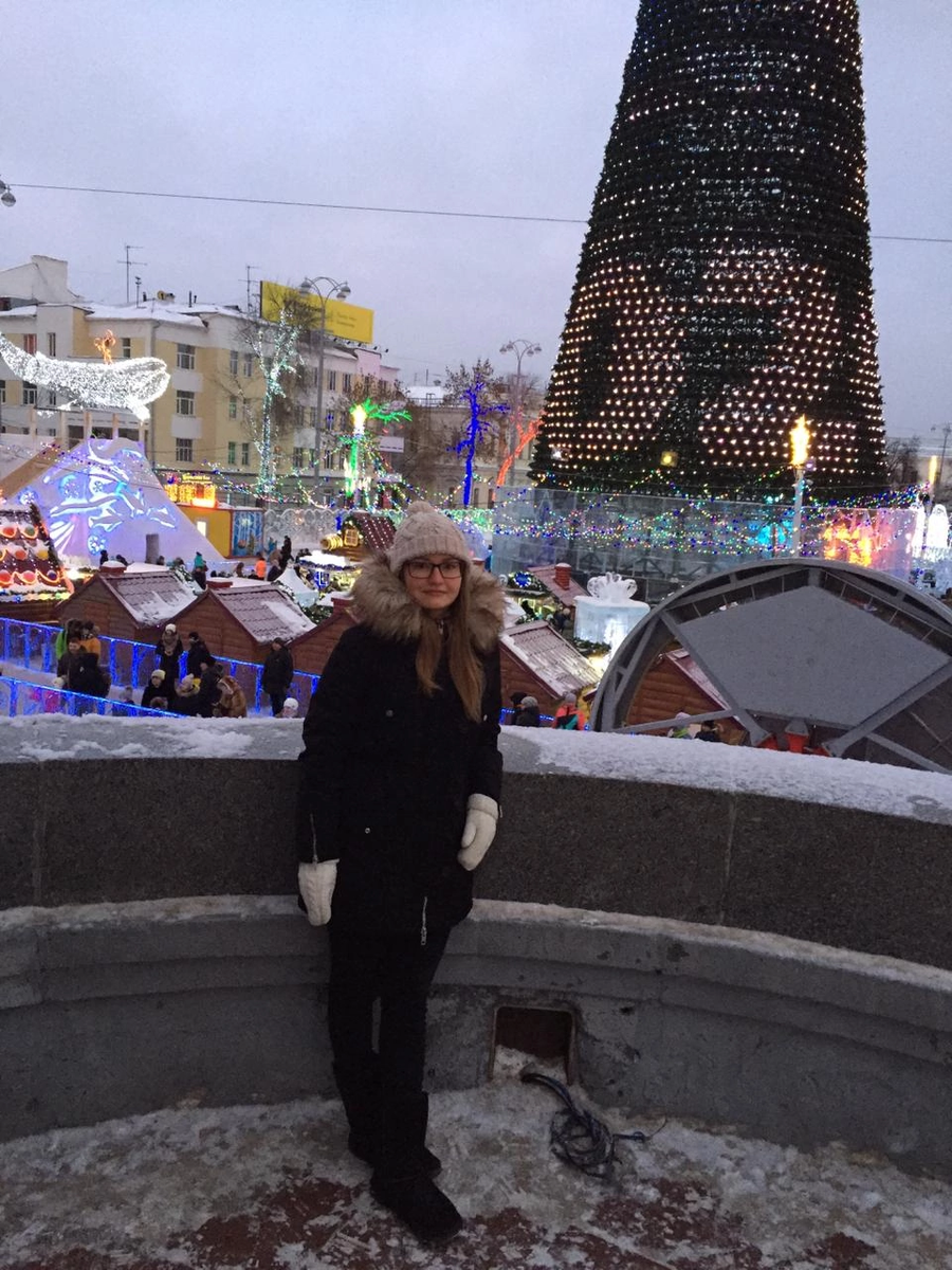 Пыталась найти фото, где я в очках и это практически не реально сделать. Раньше я ходила только в линзах и лишь в декрете начала чаще надевать очки. 