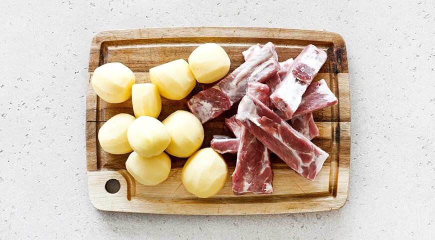   Свиные ребрышки с картошкой в духовке (gastronom.ru)