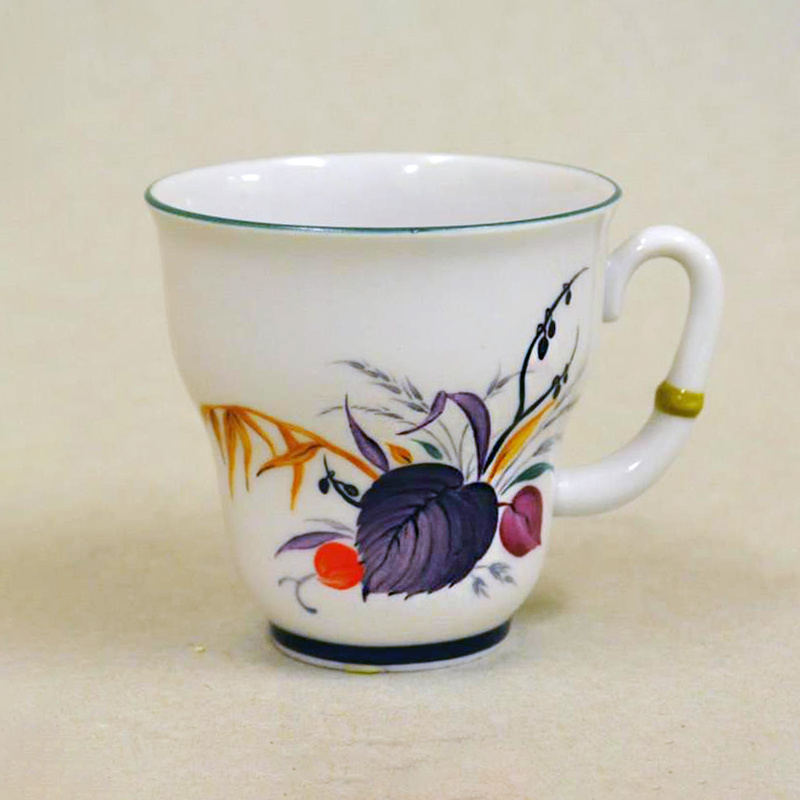 Кофейная чашка из сервиза «Багрянец осени». 1984 год, ЛФЗ. Автор формы Нина Павловна Славина, автор росписи Нина Михайловна Павлова