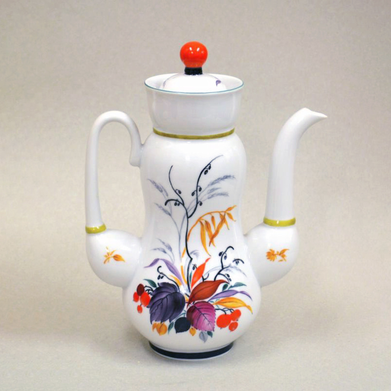 Кофейник из сервиза «Багрянец осени». 1984 год, ЛФЗ. Автор формы Нина Павловна Славина, автор росписи Нина Михайловна Павлова