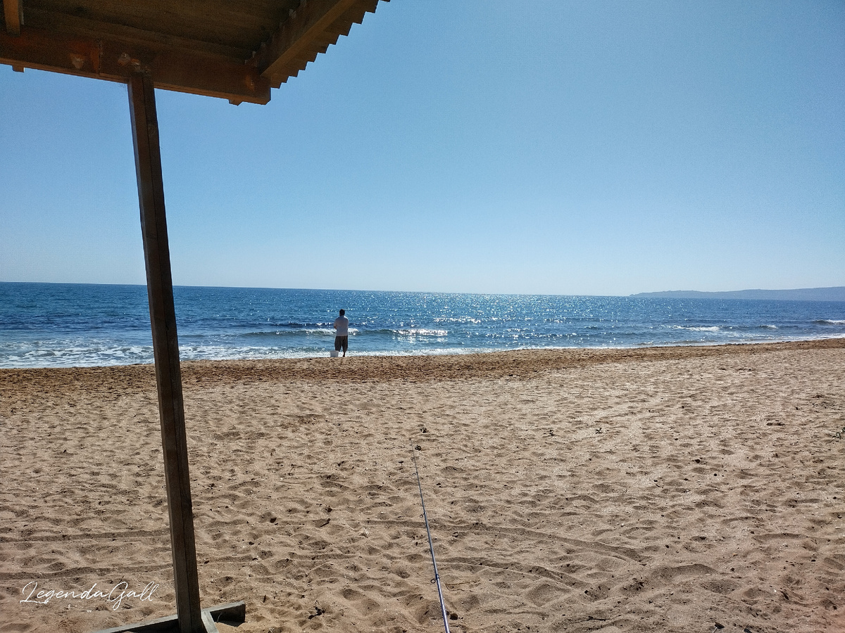 Пока я доставала свою удочку, Олег уже пошел забрасывать свою