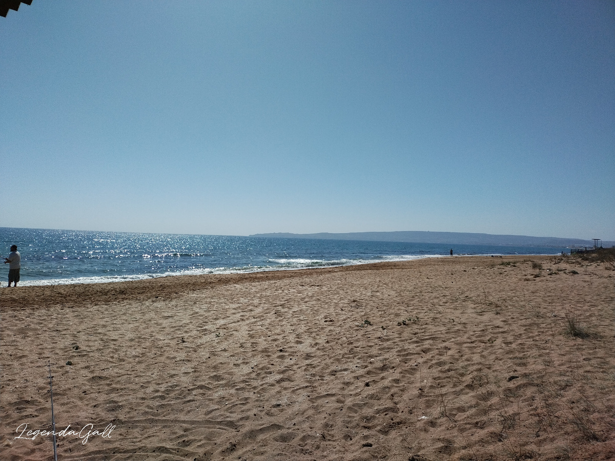 Кстати, правее по берегу целый лес удочек )))