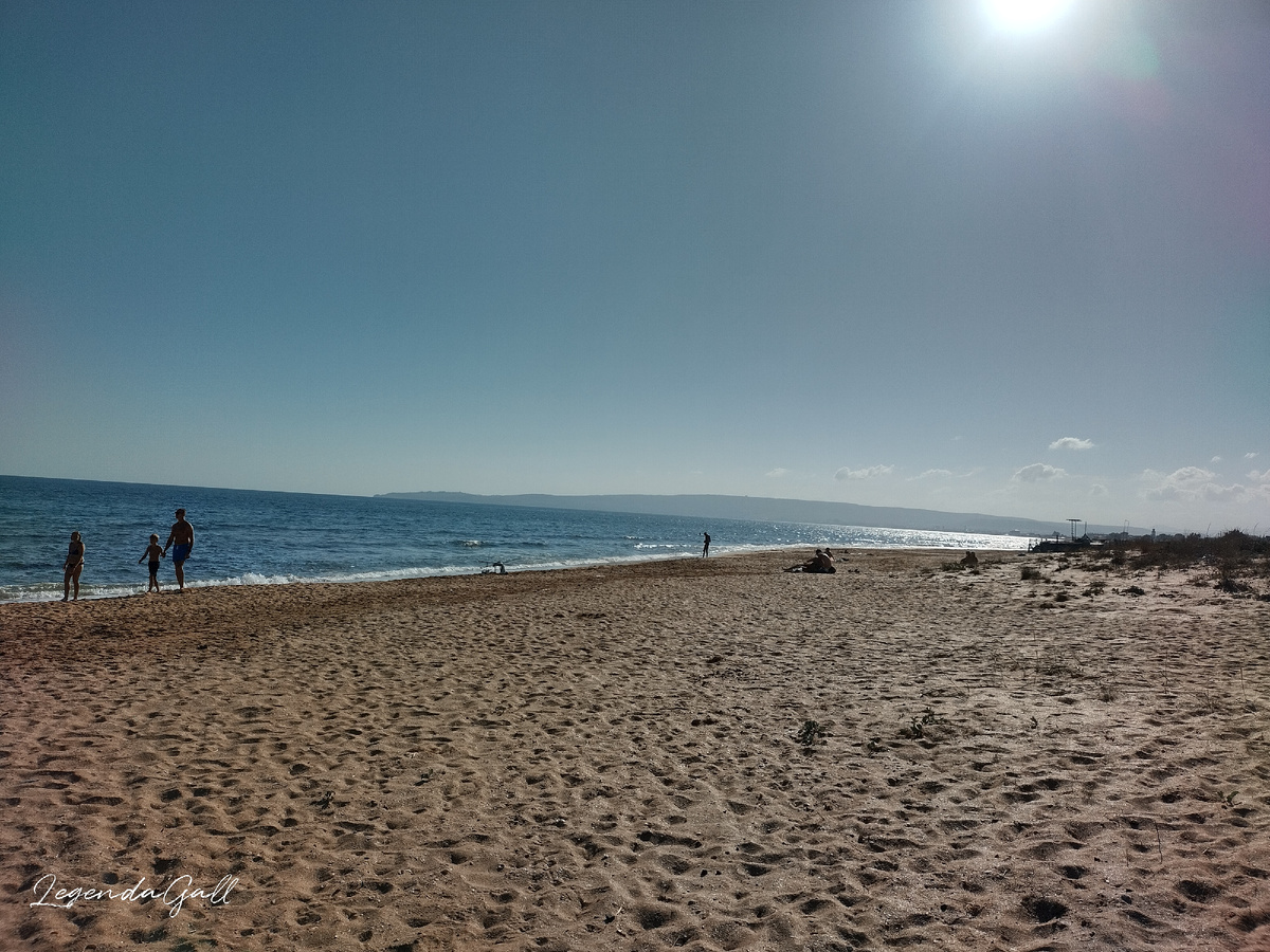 И кучки оттдыхающих вдоль моря прогуливаются