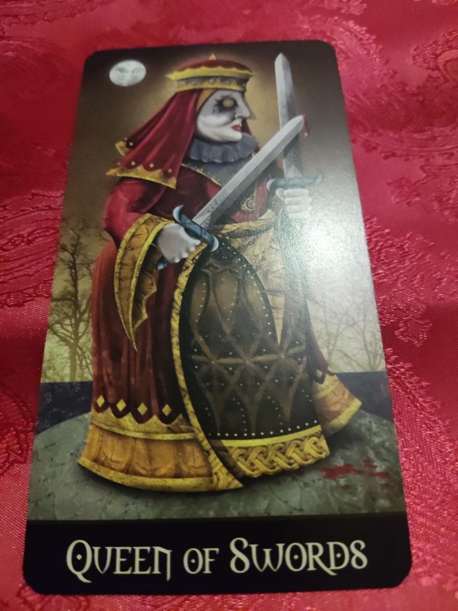 Таро Безумной Луны королева Мечей