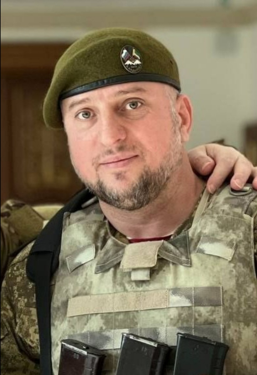 Источник https://ru.wikipedia.org/wiki/Алаудинов,_Апти_Аронович#/media/Файл:Apti_Alaudinov.jpg