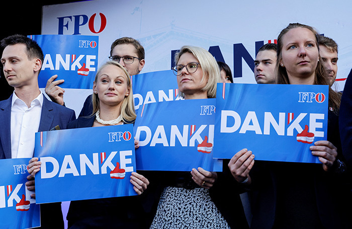   Сторонники праворадикальной Австрийской партии свободы (FPÖ) держат плакаты с надписью «Спасибо» в день всеобщих выборов в Австрии.Leonhard Foeger/Reuters