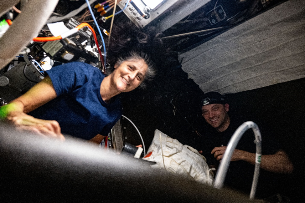 Сунита Уильямс и Мэтью Доминик разбирают грузы на МКС. Фото: nasa.blog.com