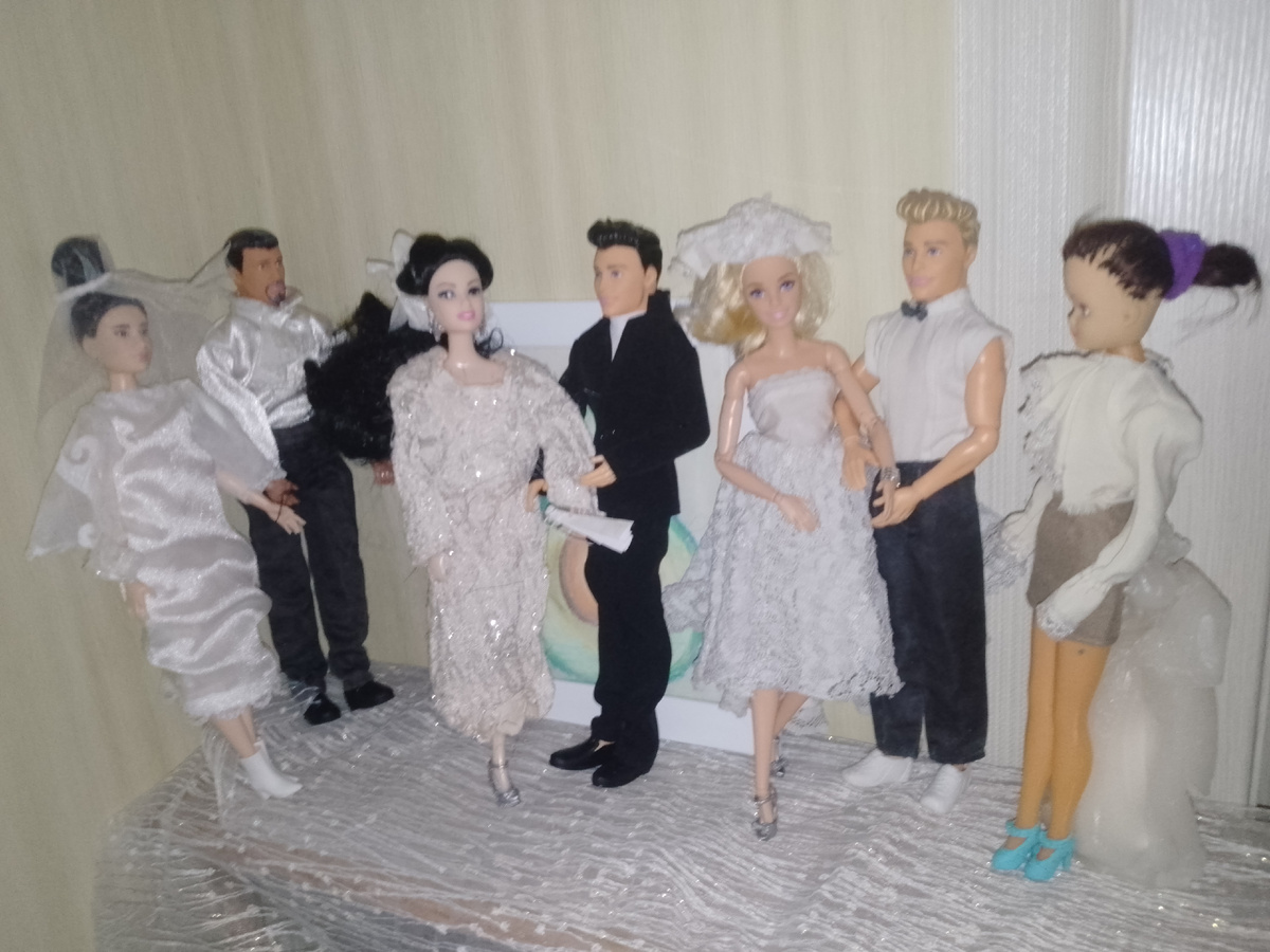 Крайняя справа- девушка-регистратор