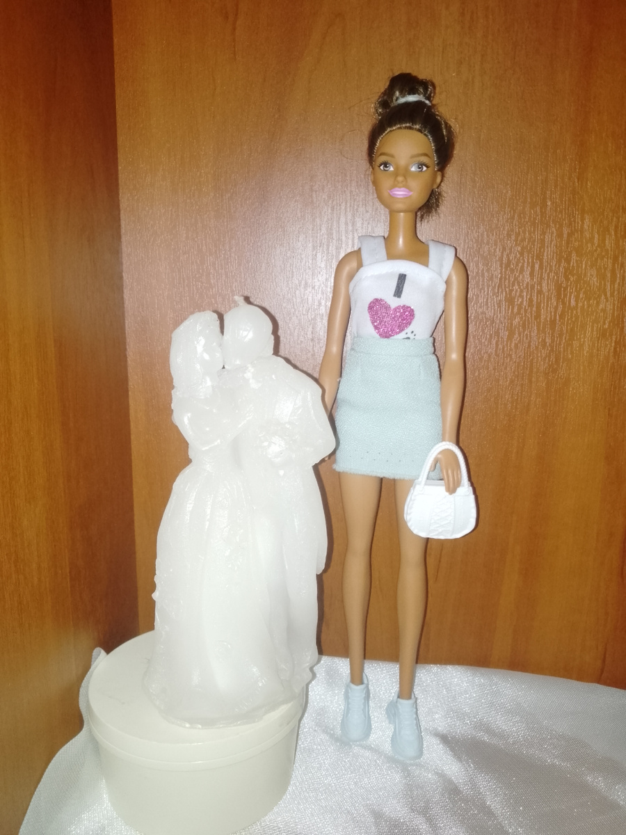 Анна к свальбам отношения почти не имеет, но у неё белый топ и сумочка. А еще ее появление ускорило брачную церемонию,Витя с Долорес решили пожениться как можно скорее