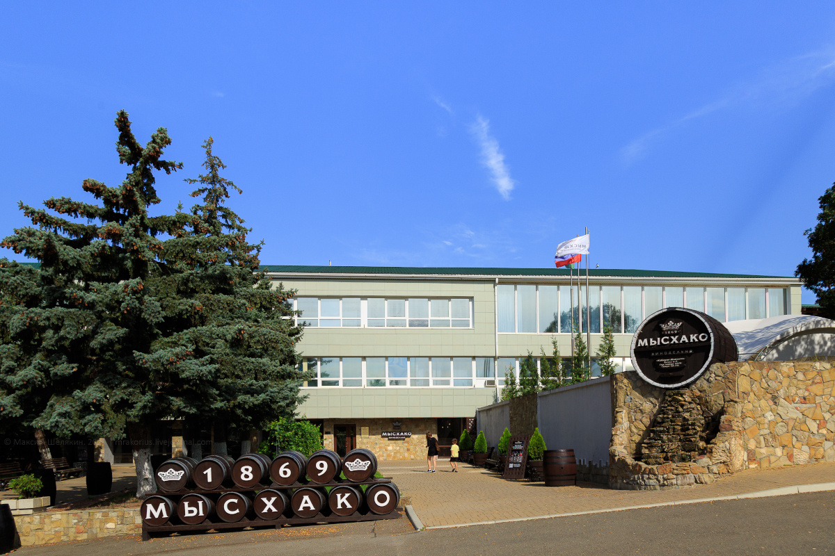 2. В этом здании расположен фирменный магазин винодельни.