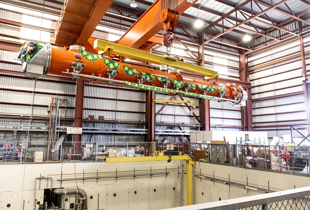 Криомодуль LCLS-II-HE Jefferson Lab был украшен и доставлен в честь Дня Святого Патрика 5 марта 2024 года. Источник: Jacqueline Ramseyer Orrell / SLAC National Accelerator Laboratory  📷
