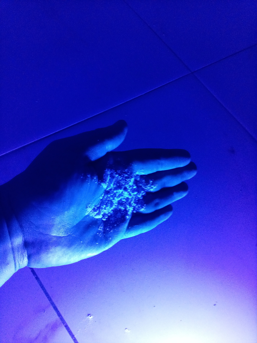 Известный порошок под лучами ультрафиолета